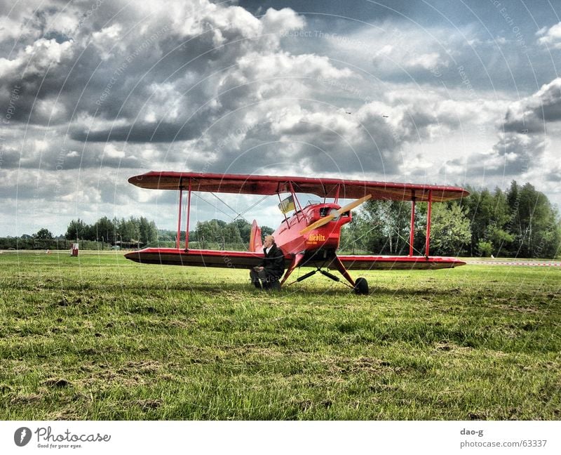 er und sein flugzeug Flugzeug Pilot rot Wolken Wiese Doppeldecker-Bus alt fliegen Himmel