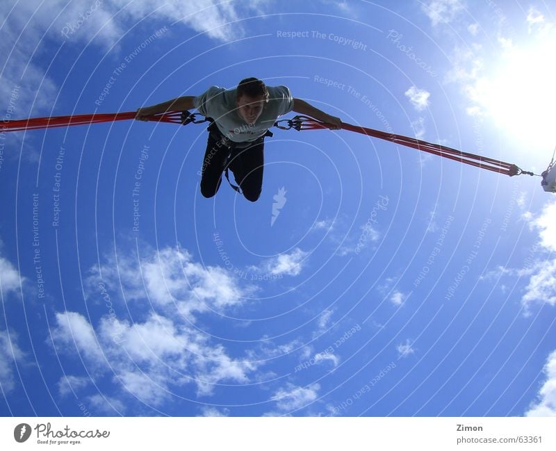 Fly so High Bungee fantastisch Geschwindigkeit Wolken Salto bungy-trampolin bungee trampolin fliegen jump sky hoch Glück Himmel blau Freude Freiheit Niveau