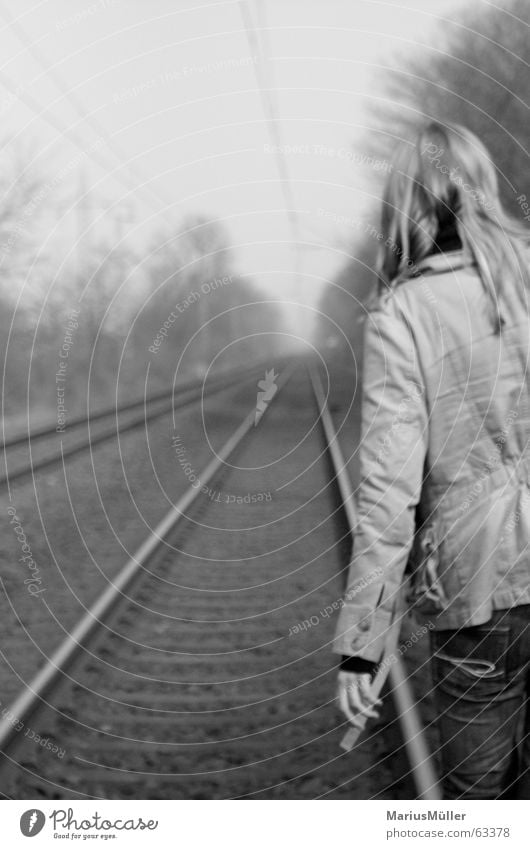 christiane Gleise Einsamkeit Trauer Selbstmord Liebeskummer Schwarzweißfoto ruhig Zufriedenheit Eisenbahn Rücken Elektrizität Bahnhof Frau blondes mädchen