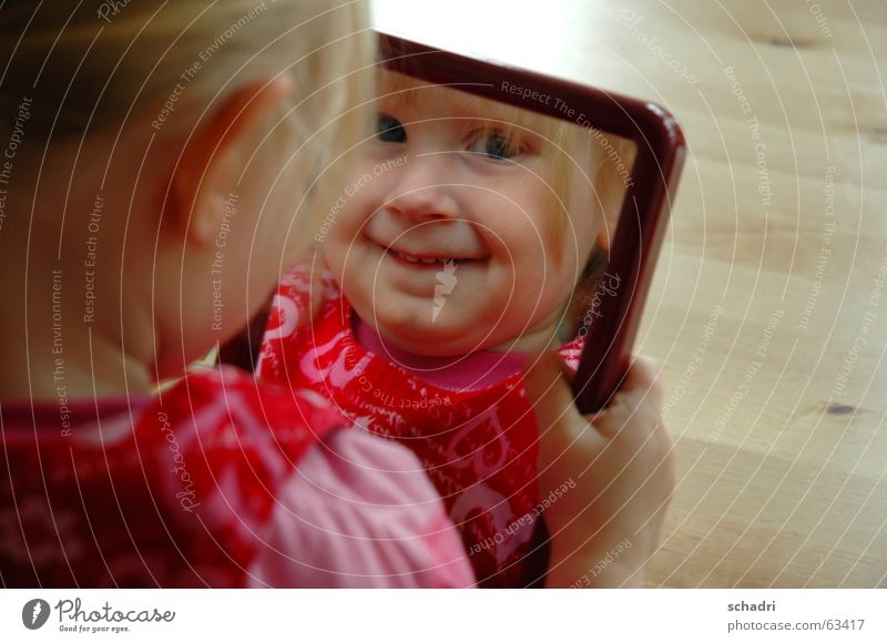 siehst du mich? Kind Mädchen Spiegel grinsen süß Porträt rot rosa lachen