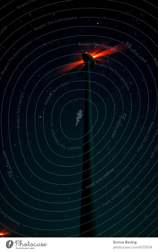 Windrad und Sterne Umwelt Natur Landschaft überbevölkert Menschenleer Energie Erneuerbare Energie Farbfoto mehrfarbig Außenaufnahme Nacht Langzeitbelichtung