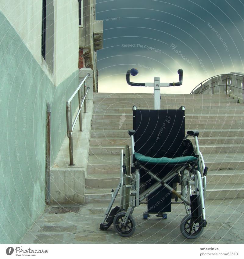 Der Himmel so nah Rollstuhl alt Behinderte pflegebedürftig Einsamkeit Regen dunkel Schicksal beenden resignieren Wand Hilfsbereitschaft Angst Müdigkeit Treppe