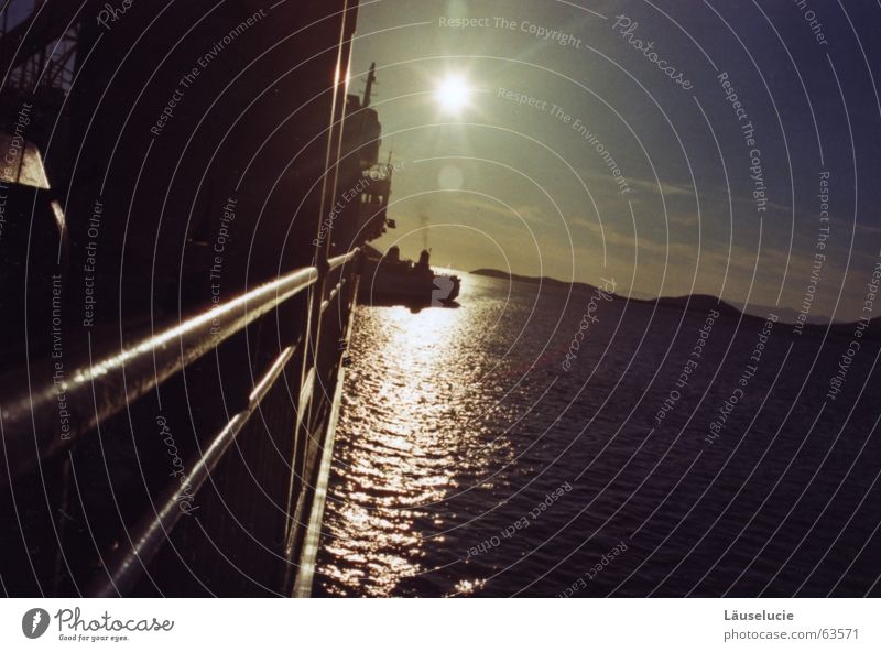 das blendet Fähre Wasserfahrzeug Griechenland unterwegs Sonnenuntergang Meer Sommer Seemann Licht blenden Berge u. Gebirge Abend Schatten
