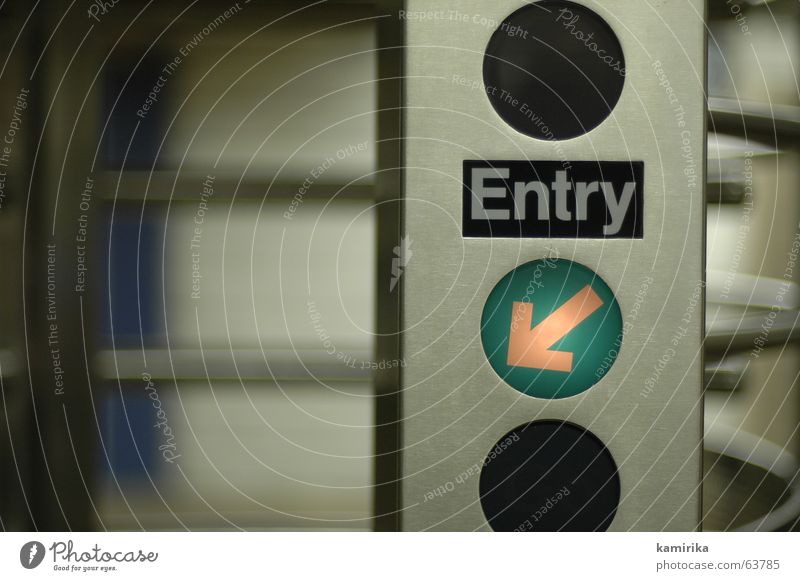 entry U-Bahn Eingang Ausgang London Underground Lampe sortie exit Tür Tor door abfertigen zählen Pfeil drehkreuz