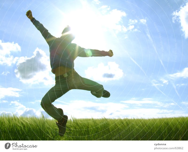Spring Dich frei! #5 Mann Jacke Kapuzenjacke Gras Feld Sommer Gefühle springen hüpfen verrückt Spielen Körperhaltung schreien Gegenlicht Jugendliche Schwung