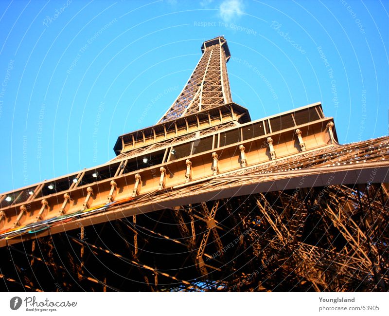 Eiffelturm Paris Tour d'Eiffel groß Stahl Eisen Europa Frankreich majestätisch grande Graffiti hell
