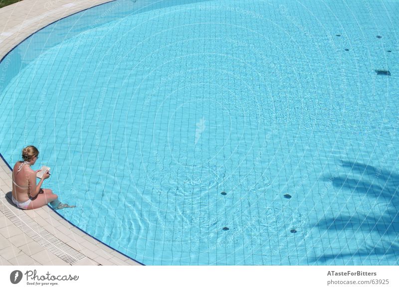 Sehnsucht Frau Erholung Palme Schwimmbad Sauberkeit Tunesien Ferien & Urlaub & Reisen Außenaufnahme Vogelperspektive Zufriedenheit Schatten Klarheit Wasser blau