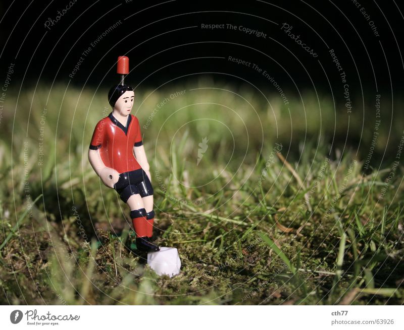 Ramazotti Kicker Stillleben Sport Spielfigur 1 Nahaufnahme Schwache Tiefenschärfe Vorderansicht Gras Farbfoto Menschenleer Außenaufnahme Tischfußball