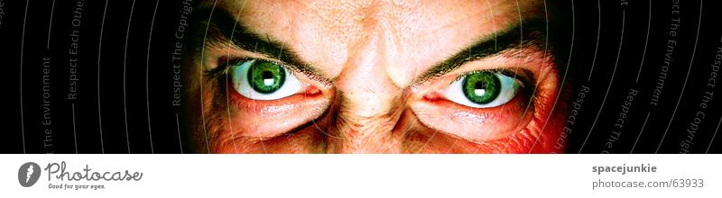 killing glance (2) Mann böse Wut Porträt Freak Angst beängstigend dunkel schwarz verrückt grün Gesicht Blick Mensch Gewalt Auge Detailaufnahme
