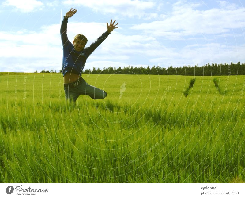 Spring Dich frei! #10 Mann Jacke Kapuzenjacke Gras Feld Sommer Gefühle springen hüpfen verrückt Spielen Körperhaltung schreien Jugendliche Freude Mensch