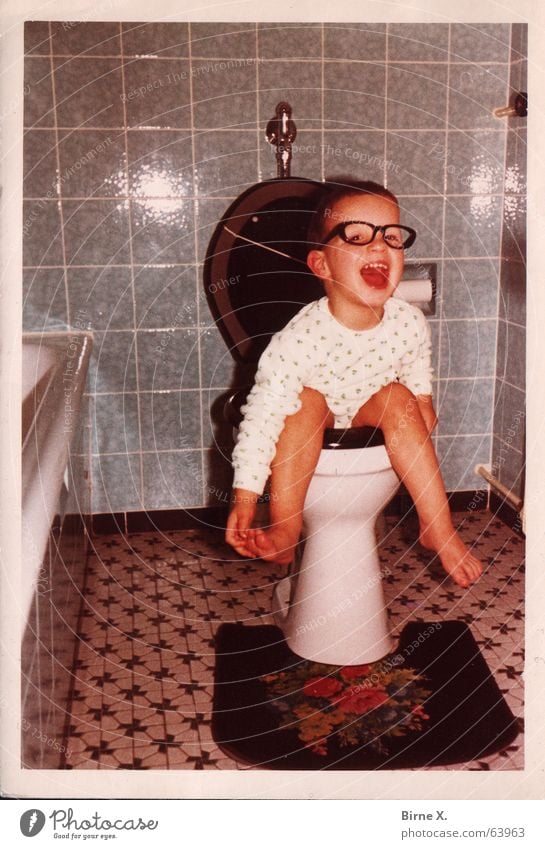 Little Tom Kind Brille Bad Junge Toilette kinderfoto lachen lustig