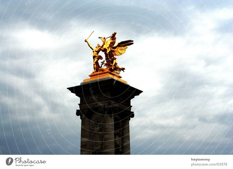 I smell victory glänzend Statue Schwert Krieger Pferd Denkmal Skulptur Gold Frankreich Paris erobern Respekt erhaben Himmel Wolken schlecht Reichtum