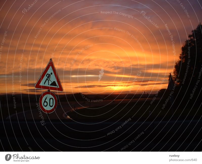 60 km/h Autobahn Sonnenuntergang Dinge Schilder & Markierungen Abenddämmerung