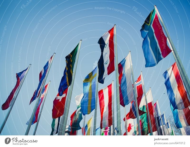 international Salon Veranstaltung Wolkenloser Himmel Sammlung Fahne lang viele Politik & Staat Messe Fahnenmast weltoffen weltweit multikulturell Versammlung