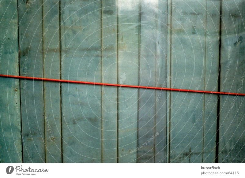 Der rote Faden... analog Wand Holz vertikal Reflexion & Spiegelung Blauton Befestigung blau Holzleiste türkis Hintergrundbild graphisch Symmetrie Geometrie