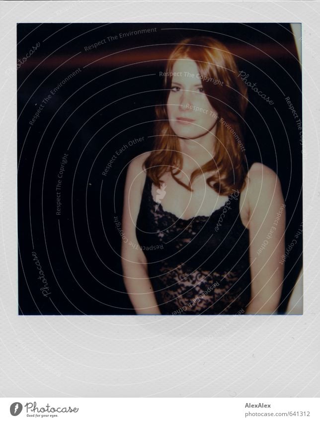 Polaroid einer jungen, rothaarigen Frau in schwarzem Mieder Junge Frau Jugendliche Haare & Frisuren Gesicht Dekolleté 18-30 Jahre Erwachsene Top Spitze Lingerie