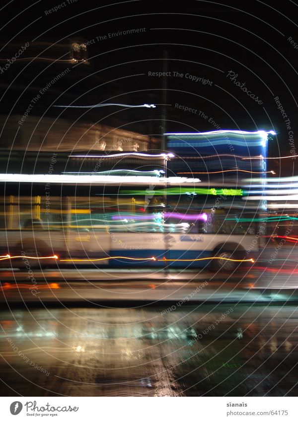 Bus in Luzern Langzeitbelichtung kurz Zeit Licht Pause stoppen Halt Verkehr Nacht dunkel Lampe Beschleunigung Bewegungsunschärfe Pfütze fahren Stadt Luft Brise