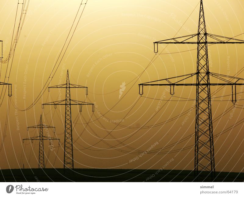 Lange (Strom)Leitung? Strommast Elektrizität gelb Dämmerung Energiewirtschaft Kabel sonnenunterngang Industriefotografie