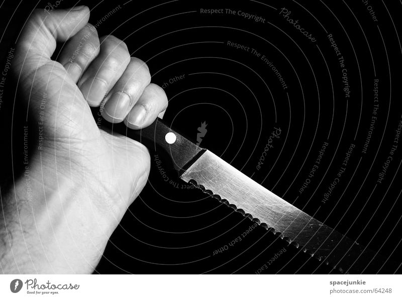 the knife dunkel gefährlich Panik gruselig Horrorfilm geschnitten stechen Angriff Hand schwarz Messer brotmesser Angst bedrohlich Schwarzweißfoto Klinge