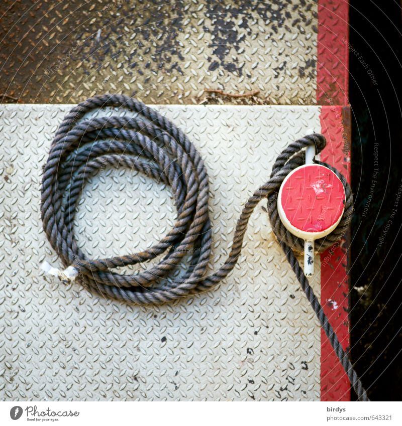 angelegt und festgemacht Schifffahrt Seil Anlegestelle ästhetisch authentisch rund rot weiß Sicherheit Schiffstau Ordnung Farbfoto Menschenleer