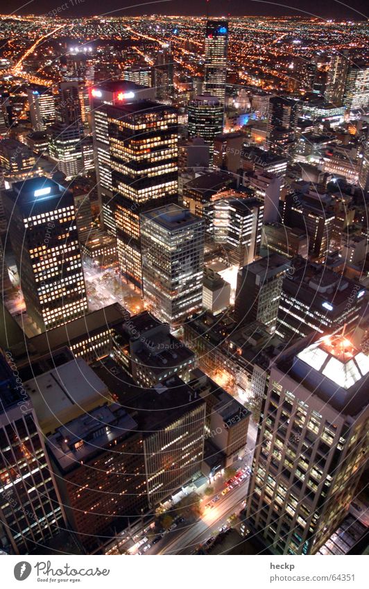 Melbourne Nightglow Stadt Nacht Hochhaus Vogelperspektive Straßenschlucht Australien Nachtaufnahme Außenaufnahme night rialto towers Licht lights architecture