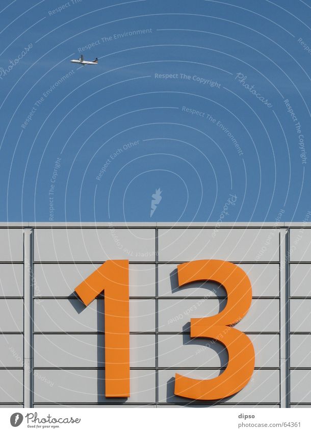 Dreizehn die 3. 13 Ziffern & Zahlen Freitag der 13. Aluminium Licht Arbeit & Erwerbstätigkeit Flugzeug Lagerhalle Himmel blau orange silber hell Messe