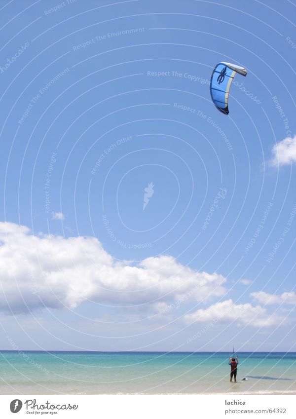 kitesurf Kiting Zerreißen Surfen Strand Meer Kiter Fuerteventura Wassersport Wolken Aerodynamik Badestelle Freiheit maskulin Anspannung Windböe Sonnenbad
