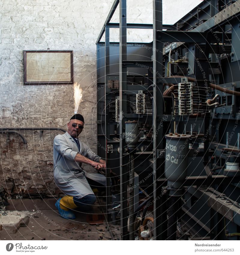 Skurrile Szene mit einem Monteur im Schaltschrank Raum Handwerker Arbeitsplatz Industrie Energiewirtschaft Maschine Zeitmaschine Technik & Technologie Mensch