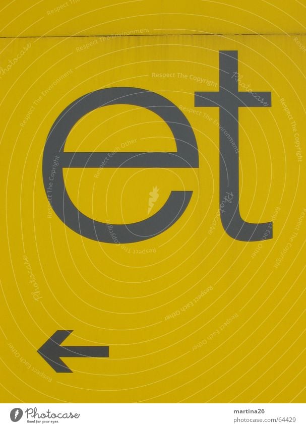 ja und? Wort Buchstaben Typographie gelb links Schriftzeichen Orientierung Beschriftung Wand Blech Richtung 2 Schilder & Markierungen et Pfeil sign typography