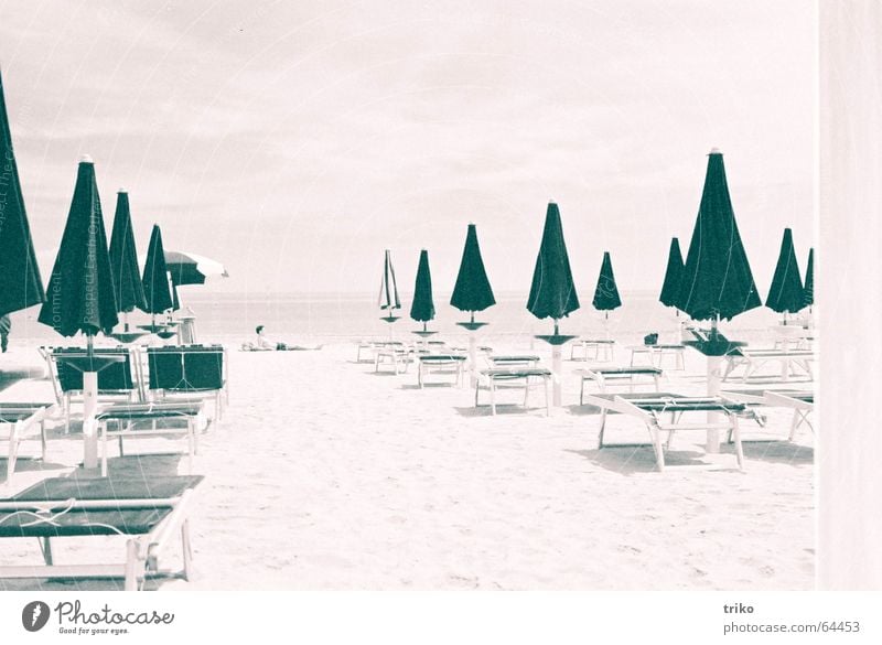 umbrellas Strand Sonnenschirm geschlossen Mann Sonnenbad Meer Ferien & Urlaub & Reisen Italien Gelassenheit Erholung Sand Einsamkeit schwarz/weiss film c41