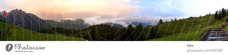 fern-sehen #2 Panorama (Aussicht) Baum Wald Alm Gipfelkreuz grün Wiese Wolken dunkel Berge u. Gebirge Hütte elmau Freiheit Himmel Ferne Gewitter alpenglühen