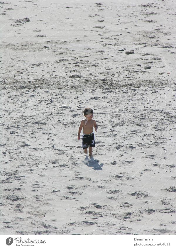 Nachwuchsspieler Strand Sommer Meer zentral ruhig Kind klein Junge Einsamkeit Schwimmen & Baden Wetterschutz hell