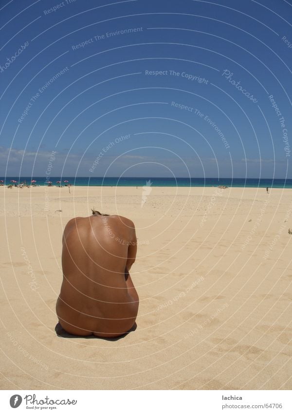costa Sonnenbad Strand braun Meer Frau Sommer Ferien & Urlaub & Reisen ruhig Fuerteventura Sandkorn Pause heiß brennen kopflos verkrampft Ferne Einsamkeit