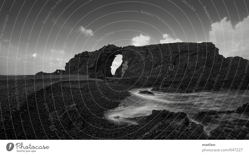 hole Natur Landschaft Wasser Himmel Wolken Wetter Schönes Wetter Felsen Küste Strand Riff Meer Menschenleer schwarz weiß Loch stein Schwarzweißfoto