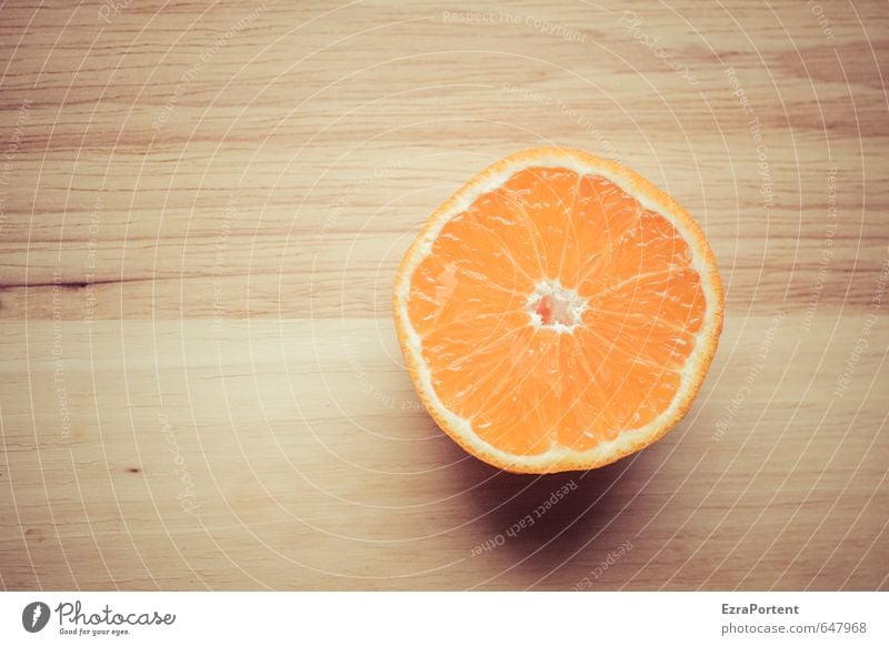 O-Saft Lebensmittel Frucht Orange Ernährung Bioprodukte Vegetarische Ernährung Holz hell natürlich retro schön braun Holzbrett Hälfte geschnitten Fruchtfleisch