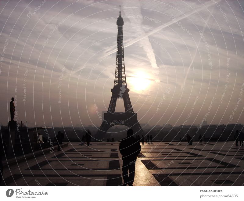 Mach es nie ohne einen Pariser Ferien & Urlaub & Reisen Ausflug Sightseeing Sonne Himmel Sonnenaufgang Sonnenuntergang Frühling Nebel Frankreich Europa Turm