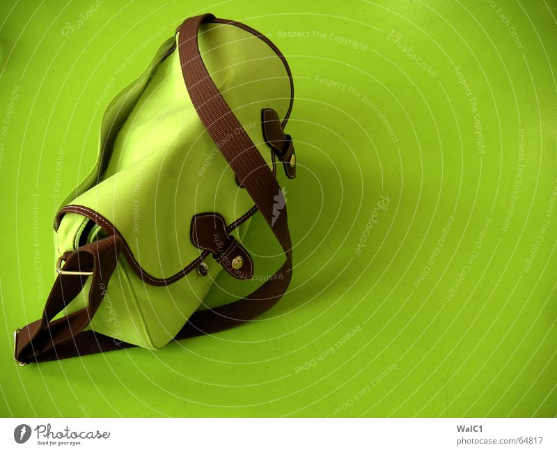 Ton in Ton Tasche Handtasche grün Tisch braun bag Verschluss