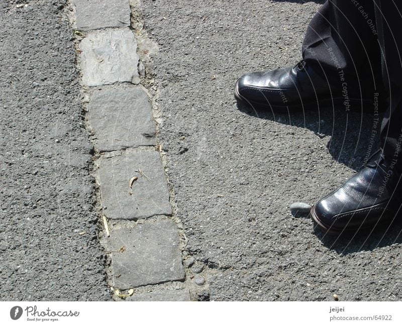 Schuhe schwarz vorwärts schick gehen stehen stoppen Denken Wege & Pfade Ziel Straße nachdenken warten edel