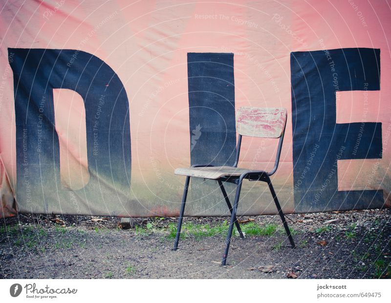 DIE oder sterben Subkultur Erde Stuhl kalt rosa Einsamkeit Zukunftsangst Identität skurril Tod Großbuchstabe Textilien verwittert Wort Straßenkunst Englisch