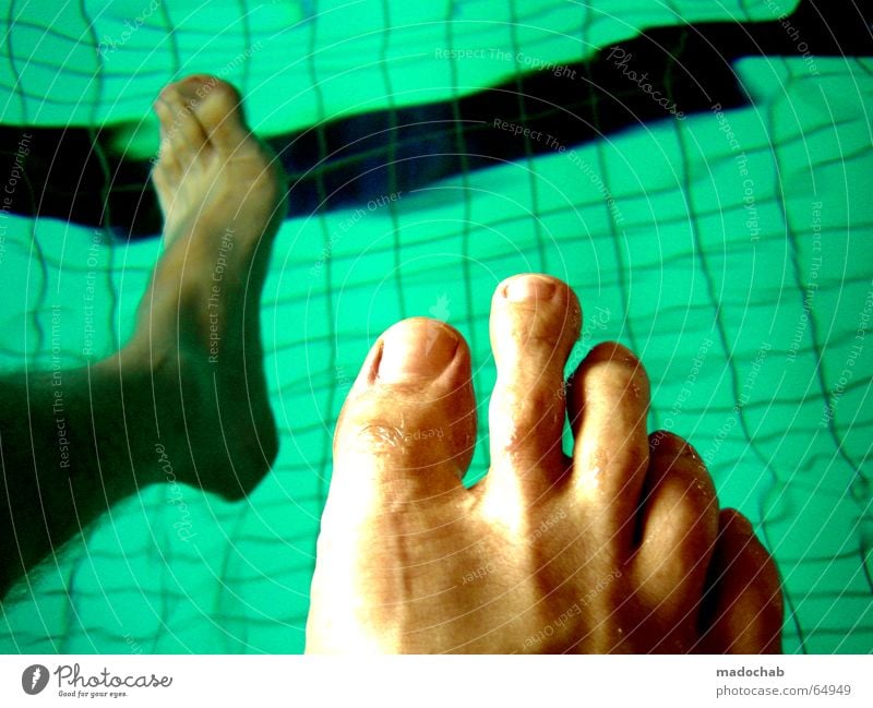 SCHWIMMBAD | pool schwimmbecken kacheln fuss fuß zehen Schwimmbad türkis Vertrauen frisch spritzig Erfrischung Beckenrand tauchen träumen Spielen Wassersport