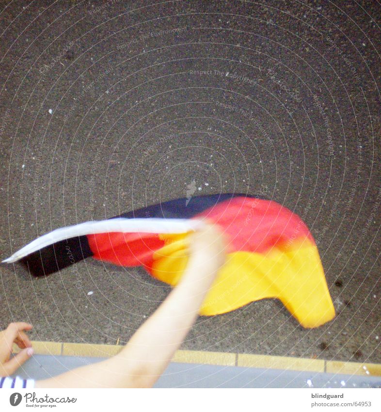 ... und tschüss Fahne winken Fenster Spielen Weltmeisterschaft 2006 WM 2006 Trauer Deutschland schwarz rot Patriotismus verrückt Stadion Bürgersteig