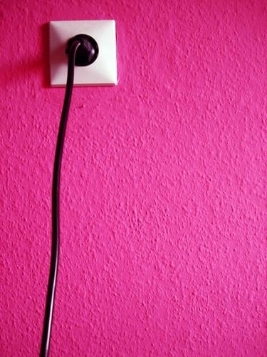 PLUG INTO MAGENTA LOVE | pink rosa clean grafik steckdose Lifestyle Stil Tapete Energiewirtschaft Kabel Technik & Technologie Mauer Wand violett stechend