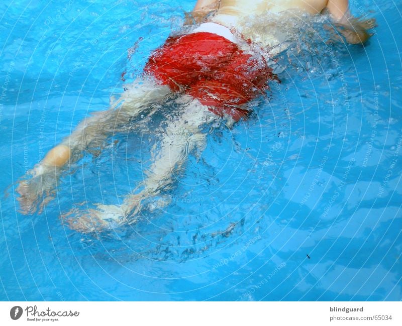 Blass-Rot-Blau Schwimmbad Beckenrand frisch Sommer Erfrischung Kühlung nass Freizeit & Hobby Ferien & Urlaub & Reisen Badehose springen hüpfen Spielen Kind