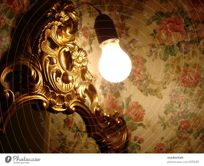 LICHT | birne light lamp leuchten hoffnung antik tapete spiegel Glühbirne Bad Spiegel Schnörkel Ornament Tapete Muster Blume Blümchentapete Spielen Stil retro