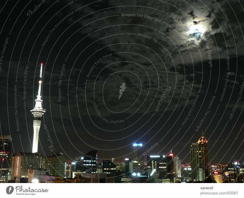 Aotearoa Auckland Stadt Nacht Licht Wolken Sky Tower Neuseeland Skyline night light moon Mond cloud clouds Fernsehturm