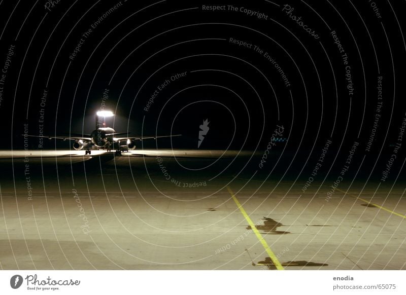 Condor Flugzeug Asphalt Nacht Licht Flughafen Landebahn
