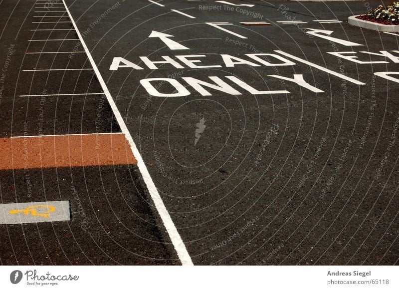 AHEAD ONLY geradeaus Linie Parkplatz schwarz vorwärts England Asphalt Verkehrswege Buchstaben Schriftzeichen ahead only blackpool Schilder & Markierungen Pfeil