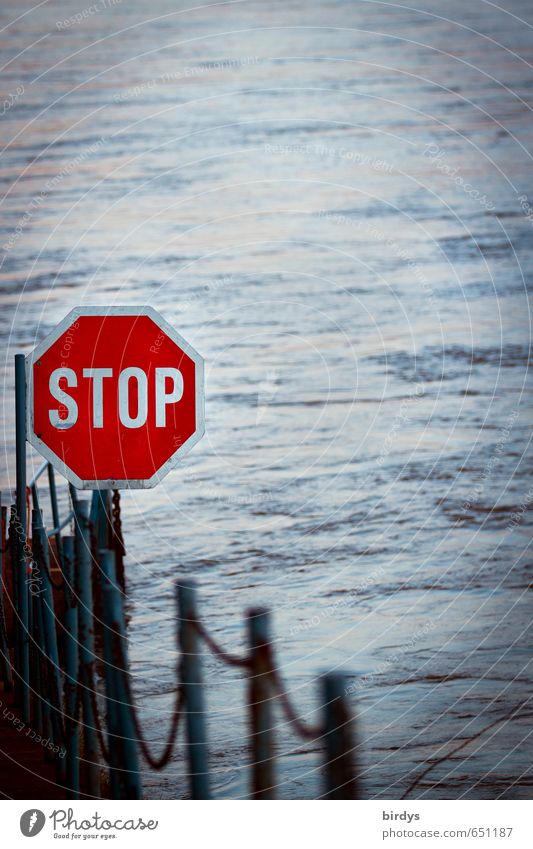 Wasser - Straße Flussufer Verkehr Verkehrszeichen Verkehrsschild Schifffahrt Schilder & Markierungen Hinweisschild Warnschild Stoppschild außergewöhnlich blau