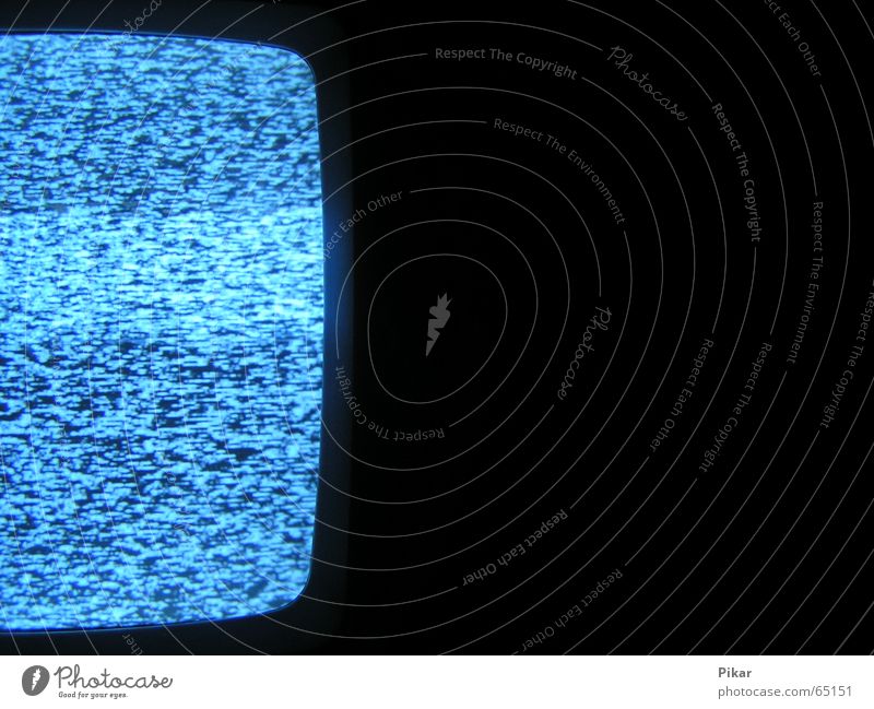 Das weiße Rauschen Fernseher Fernsehen Licht kaputt dunkel nah schwarz Medien kalt hell gestört Nahaufnahme Makroaufnahme Abwasserkanal blau Gerät