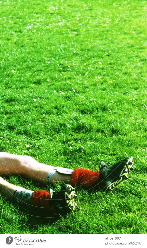 gewonnen? Fußball Fußballer grün rot Schuhe Stulpe Strümpfe kämpfen Gras Fußballschuhe Mann Spielen fertig Pause Erfolg verloren ruhig Rasen amateurfußball